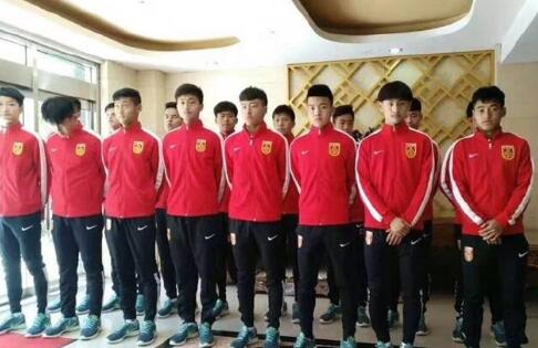 第49分钟，罗马开出左路角球至禁区内，后点卢卡库头球攻门，球稍稍偏出立柱！